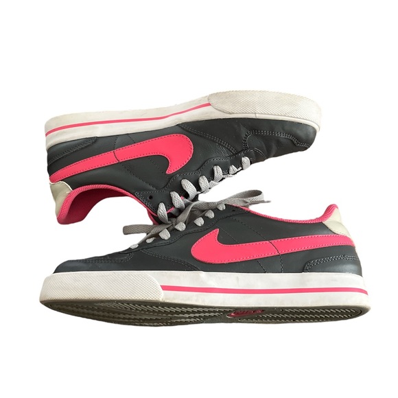 ⭐️ Women’s Nike Sneakers - Picture 2 of 6